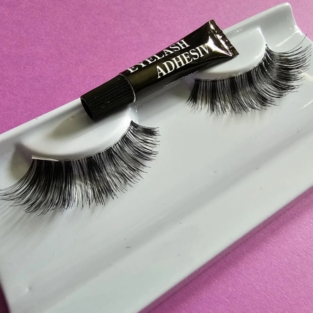 False eyelashes 10 pack of Marienela with adhesive. 100% Human Hair.